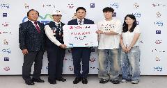 이웃돕기 성금 및 성품 전달 이미지